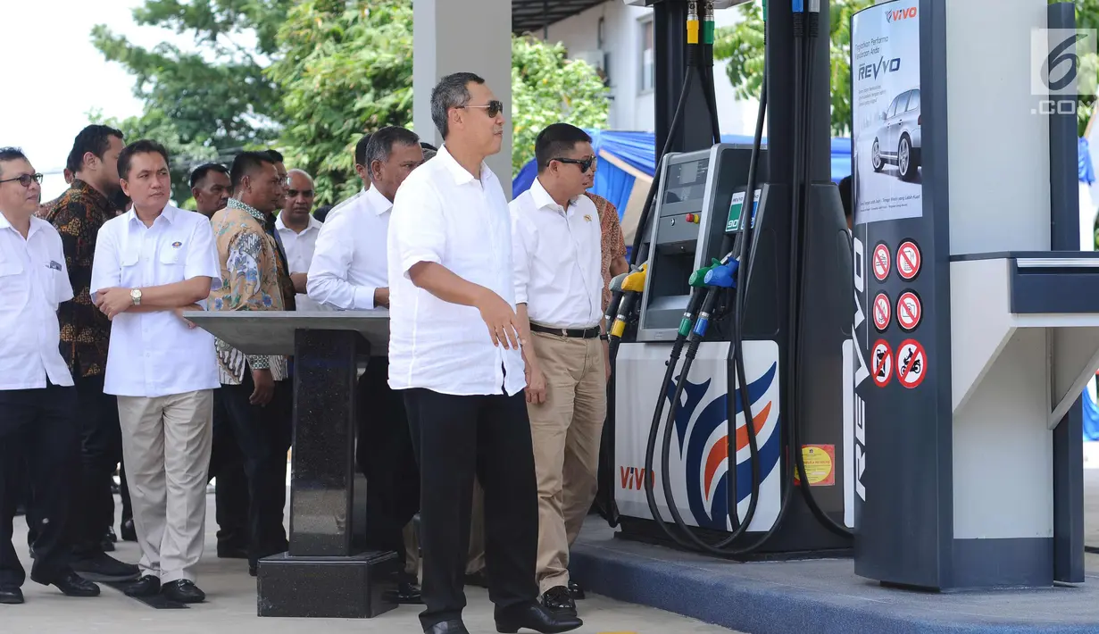 Menteri ESDM, Ignasius Jonan (kanan) meninjau SPBU Vivo di kawasan Cilangkap, Jakarta, Kamis (26/10). SPBU tersebut akan menyalurkan BBM bensin Research Octane Number (RON) 89, 90, dan 92 dengan merk Revvo. (Liputan6.com/Helmi Fithriansyah)