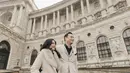 Keduanya tampil kompak dalam balutan outfit musim dingin yang senada dengan gedung tua di belakangnya [@titi_kamall]