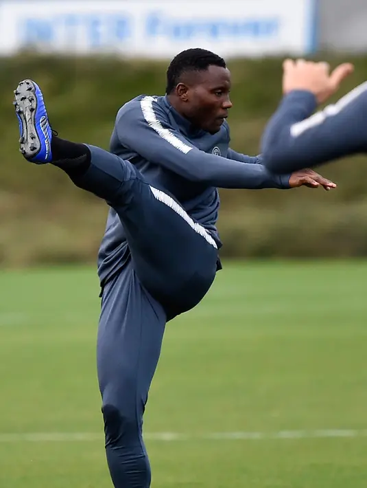 Gelandang Inter Milan, Kwadwo Asamoah melakukan pemanasan saat latihan jelang melawan Barcelona di Appiano Gentile, Milan, Italia (5/11). Saat ini Inter Milan berada di posisi kedua dengan poin enam. (AFP Photo/Miguel Medina)