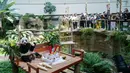 Kerumunan penonton hadir untuk menandai acara tersebut. Banyak penonton yang mengenakan pakaian dan aksesoris bertema panda saat mereka menyaksikan Xing Xing dan Liang Liang menikmati kue mereka. (AP Photo/Vincent Thian)
