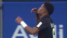 Bayer Leverkusen melibas tim penghuni zona degradasi Hamburg dengan skor 2-1, Sabtu (17/2). Leon Bailey mengantar tim tamu Leverku...