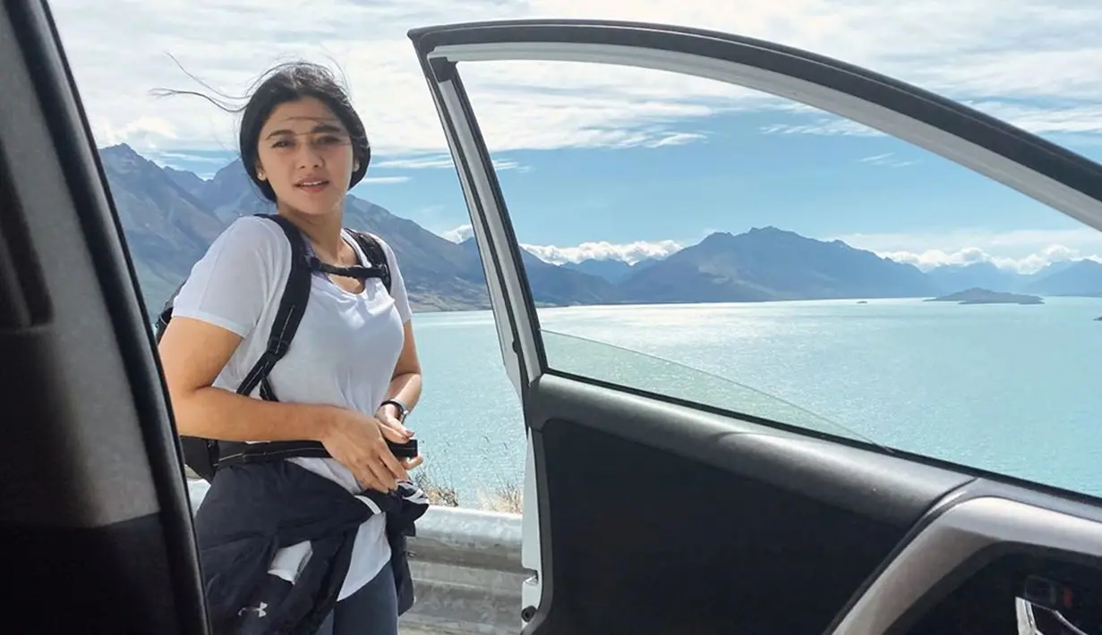Gaya Naysilla saat berlibur ke luar negeri bersama kakak tercinta juga tak luput dari sorotan publik. Sering melakukan aktivitas di luar ruangan, wanita yang akrab disapa Nay ini juga lebih sering terlihat menggunakan kaus dan celana training. (Liputan6.com/IG/@naymirdad)