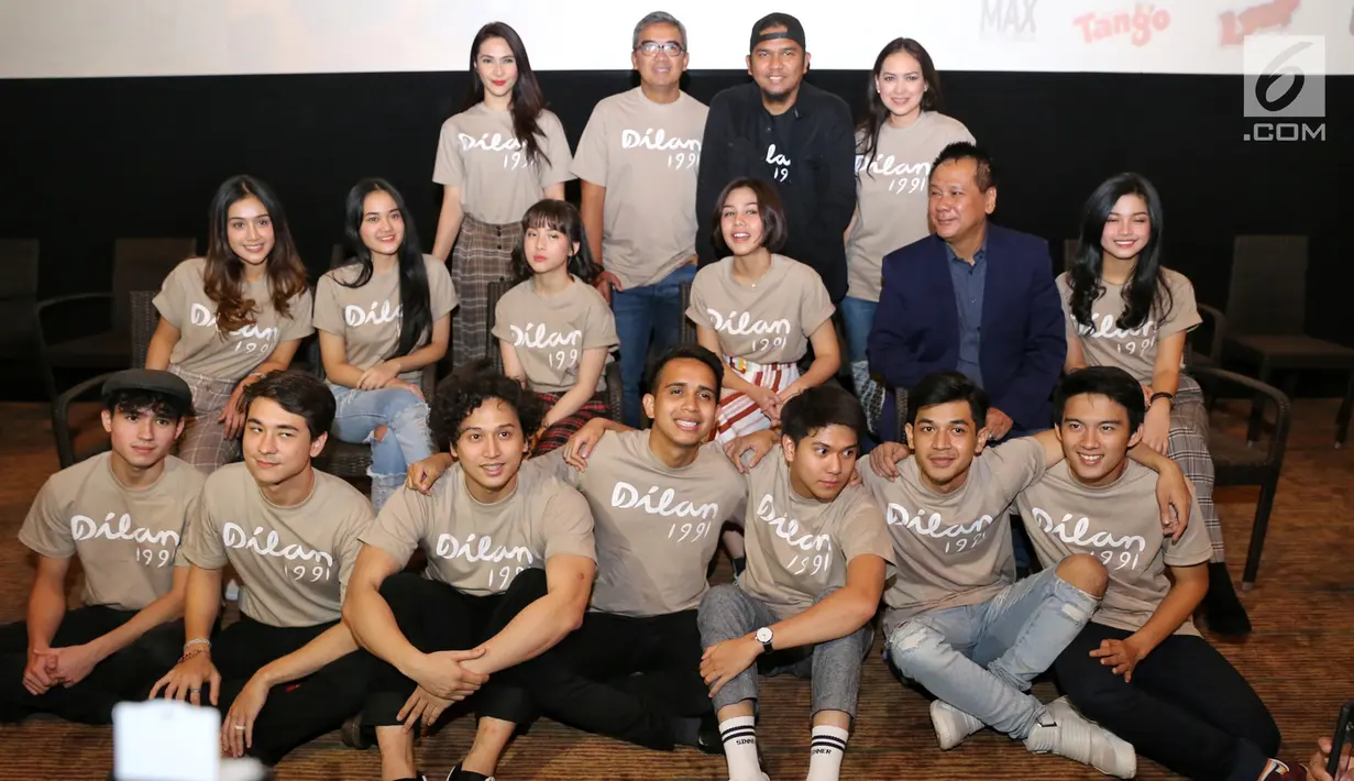 Pemeran film Dilan 1991 berpose bersama usai rilis trailer film di Kemang, Jakarta, Kamis (17/1). Film dengan  target tujuh juta orang dapat menjadi tontonan dan hiburan berkualiatas bagi terutama generasi milenial. (Kapanlagi.com/ Adrian Utama Putra)