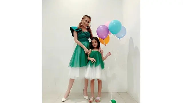 7 Gaya Ayu Ting Ting dan Bilqis Saat Pakai Baju Kembaran, Kompak Banget
