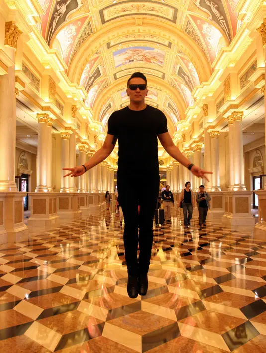 Kali ini illusionis asal Tegal ini mencoba pose unik, Demian melakukan gaya levitasi dimana ia seakan melayang tanpa beban. (Aldivano/Bintang.com)