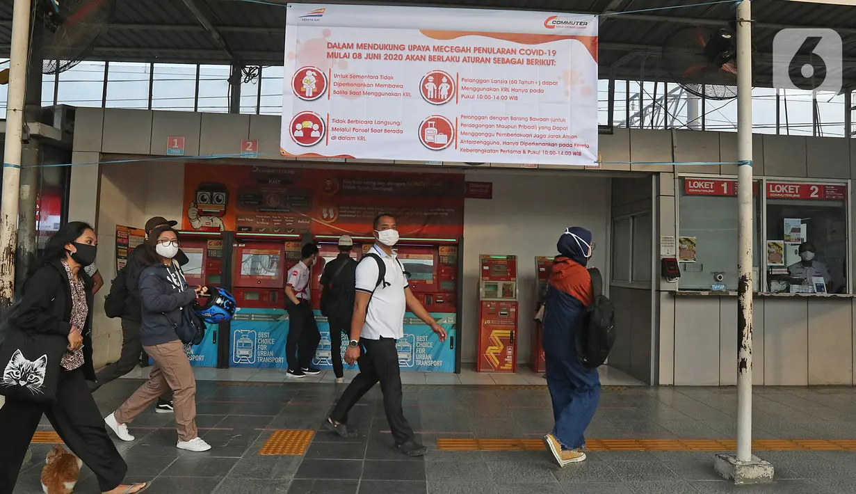 Sejumlah calon penumpang KRL Commuterline mengenakan masker di Stasiun Depok Lama, Depok, Jawa Barat, Selasa (9/6/2020). Stasiun Depok Lama terpantau lengang pada hari kedua dibukanya aktivitas perkantoran di Jakarta pada masa transisi Pembatasan Sosial Berskala Besar. (Liputan6.com/Herman Zakharia)