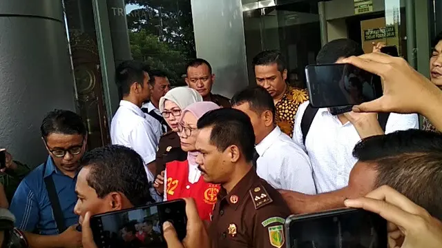 Ratna Sarumpaet mengenakan rompi tahanan kejaksaan (liputan6.com/Ady Anugrahadi)