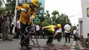 Pramono Anung juga menjelaskan pembongkaran tiang monorel tidak berdiri sendiri, melainkan menjadi bagian dari penataan menyeluruh kawasan Rasuna Said. Tampak dalam foto, petugas dari Dinas Bina Marga Provinsi DKI Jakarta bersiap melakukan proses pemotongan besi tiang monorel di Jalan HR Rasuna Said, Jakarta, Rabu (14/1/2026). (merdeka.com/magang/Rendi Saputra)