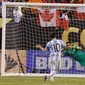 Sebagai penendang pertama, bola tendangan Lionel Messi melambung di atas gawang saat adu penalti melawan Cile di final Copa America Centenario 2016, Senin (27/6/2016) pagi WIB. (Reuters/Adam Hunger-USA Today Sports)