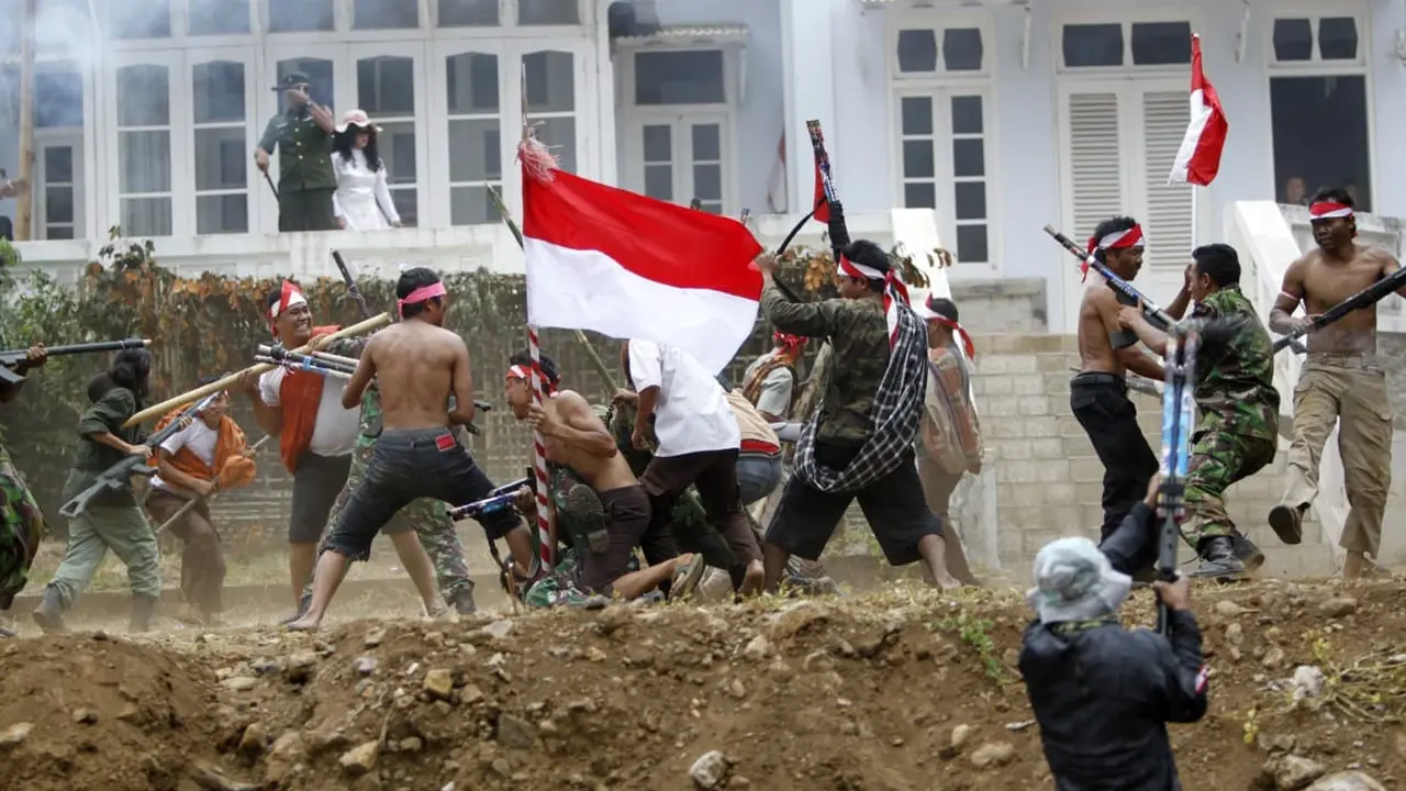 Suku Tengger Gelar Teatrikal Perobekan Bendera di Gunung Bromo