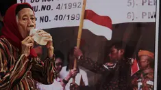 Janda veteran, Ibu Arie Soetanto menggelar aksi di depan Istana Negara, Jakarta, Selasa (9/12/2014). (Liputan6.com/Faizal Fanani)