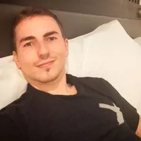Jorge Lorenzo, pemenang MotoGP Le Mans 2015 ternyata hobi selfie. Hihihi~