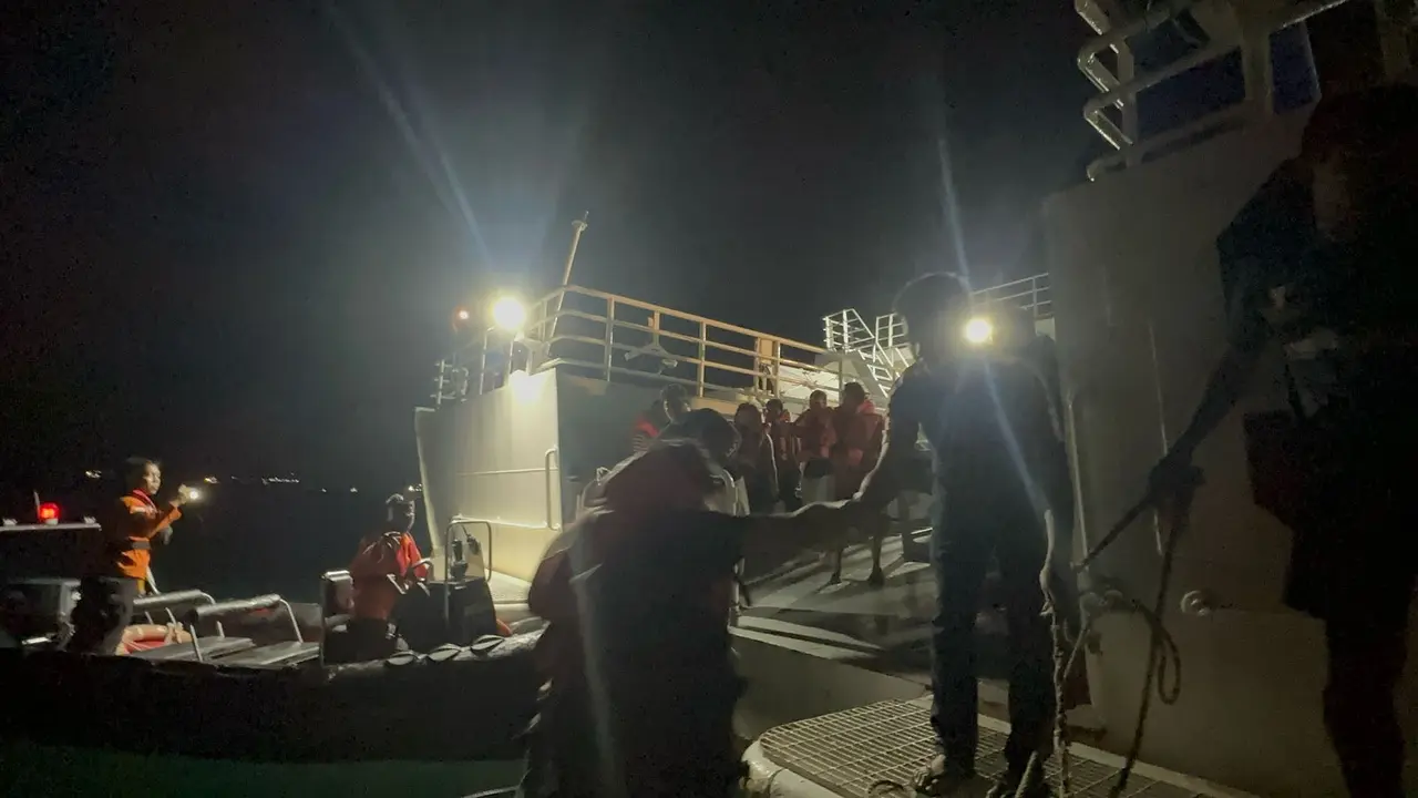Proses evakuasi anak buah kapal KMP Mutiara Ferindo 2 yang mengalami kebakaran di Perairan Banten pada Kamis dini hari, (3/4).
