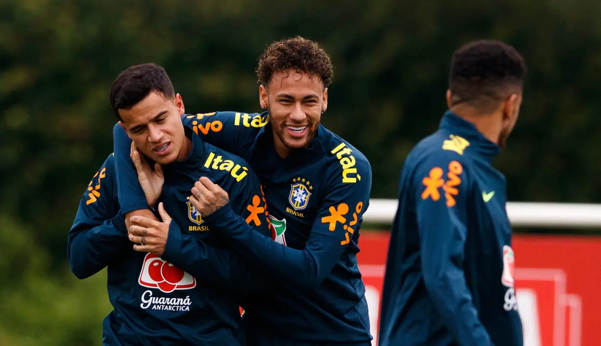 Pemain timnas Brasil Neymar menjaili rekan setimnya Philippe Coutinho saat sesi latihan di London, Inggris (29/5). Neymar dan rekan-rekannya melakukan latihan jelang pertandingan persahabatan melawan Kroasia. (AP / Kirsty Wigglesworth)