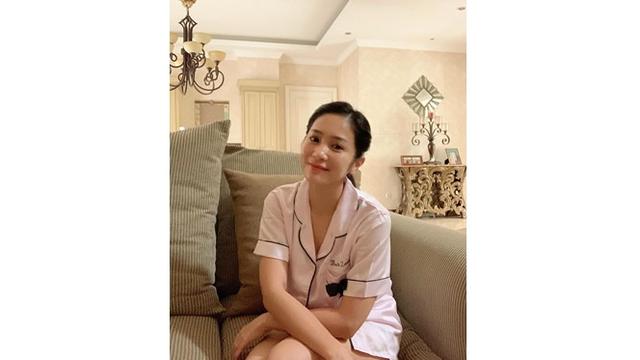 6 Potret Bunga Zainal Tampil Tanpa Makeup, Curi Perhatian