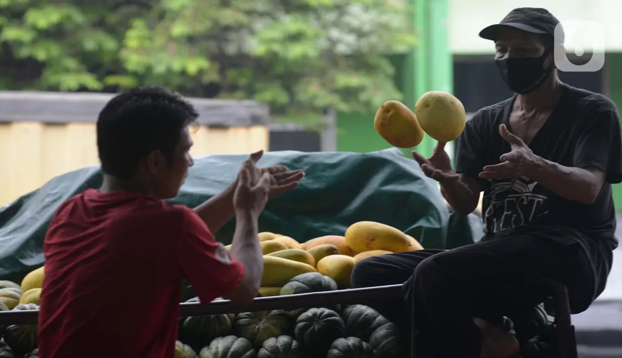 Aktivitas pedagang timun suri di pasar induk Kramat Jati, Jakarta, Sabtu (17/4/2021). Timun Suri menjadi menu saat berbuka puasa dimana para pedagang menjual sekitar Rp 5500 perkilo. (merdeka.com/Imam Buhori)