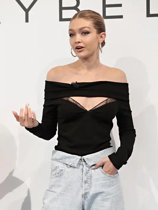 Kamis, 16 November 2017, Gigi menuliskan pengumuman itu di akun twitternya. Ia juga menuangkan kekecewaannya saat tidak bisa tampil di ajang bergengsi itu. Namun, ia tetap mendukung teman-temannya. (AFP/Cindy Ord)