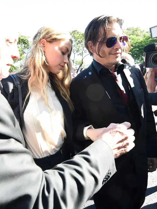 Pasangan selebritis, Johnny Depp dan Amber Heard tiba di Pengadilan Southport Magistrates, Gold Coast Australia, Senin (18/4/2016). Depp dan Amber Heard menghadapi sidang pengadilan atas impor ilegal anjing pasangan ke Australia. (REUTERS/Dave Hunt/AAP)