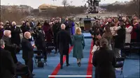 Joe Biden dan istri, Jill Biden bersiap masuk ke area pelantikan dan pengambilan sumpah jabatan di Gedung Capitol Hill, AS. (Live Streaming VOA)