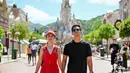 <p>Salah satu yang dikunjungi pasangan ini adala Disneyland, Hong Kong. Namun sayang, saat liburan bersama keluarganya, suhu udara negara tersebut tengah panas-panasnya.Bahkan, bisa mencapai 40 derajat celcius. [Instagram/suryainsomnia]</p>