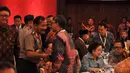 Wakapolri Komjen Badrodin Haiti (kedua kiri) berjabat tangan dengan Ketua MPR Zulkifli Hasan saat menghadiri International Conferencen Terrorisn & ISIS di Jiexpo Jakarta, Senin (23/3/2015). (Liputan6.com/Faizal Fanani)