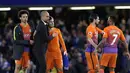 Pelatih Manchester City, Pep Guardiola mencoba memberikan semangat kepada anak asuhnya usai kalah dari Chelsea pada lanjutan Premier League di Stamford Bridge stadium (5/4/2017). Chelsea menang 2-1. (AP/Alastair Grant)