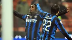 Duet penyerang Inter Milan, Samuel Eto'o dan Diego Milito, mencetak masing-masing satui gol untuk mengalahkan Cesena 3-2 dalam lanjutan Serie A di Milan, 19 Januari 2011. AFP PHOTO/GIUSEPPE CACACE
