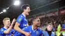 Akhirnya The Gills baru mampu mencetak gol balasan di menit ke-75 melalui Mikael Mandron. Elkan Baggot pun melakukan selebrasi dengan Mandron didepan pendukung Gillingham yang hadir. (Twitter/@TheGillsFC)