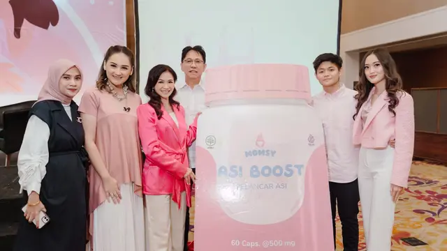 Puspa Dewi memberikan hadiah di hari ulang tahunnya yang ke 55 tahun (ist)