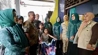 Kunjungan ke rumah keluarga pemulung anak yang viral di Sentul. (c) Istimewa