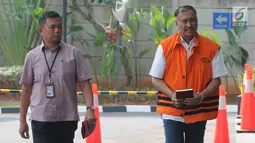 Tersangka kasus dugaan korupsi proyek pengadaan KTP elektronik, Markus Nari (kanan) tiba untuk menjalani pemeriksaan di Gedung KPK, Jakarta, Kamis (25/7/2019). Markus Nari diperiksa sebagai tersangka terkait kasus dugaan korupsi proyek pengadaan KTP elektronik. (merdeka.com/Dwi Narwoko)