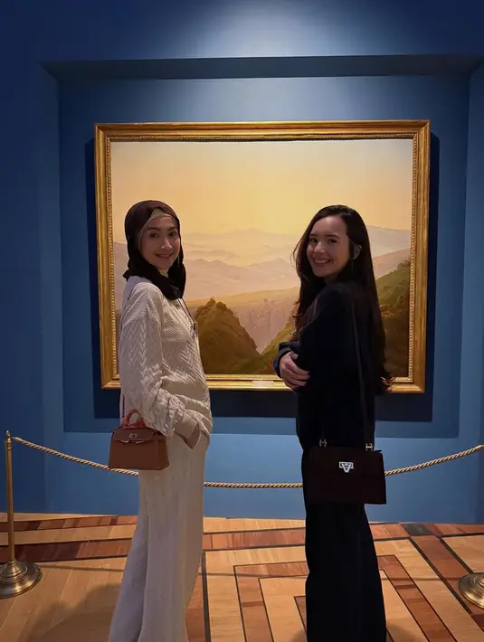 Tas yang sama juga ia kenakan saat kunjungi museum bersama Desy Ratnasari. Kali ini ia padukan outfit bernuansa hitam [@bebytsabina]