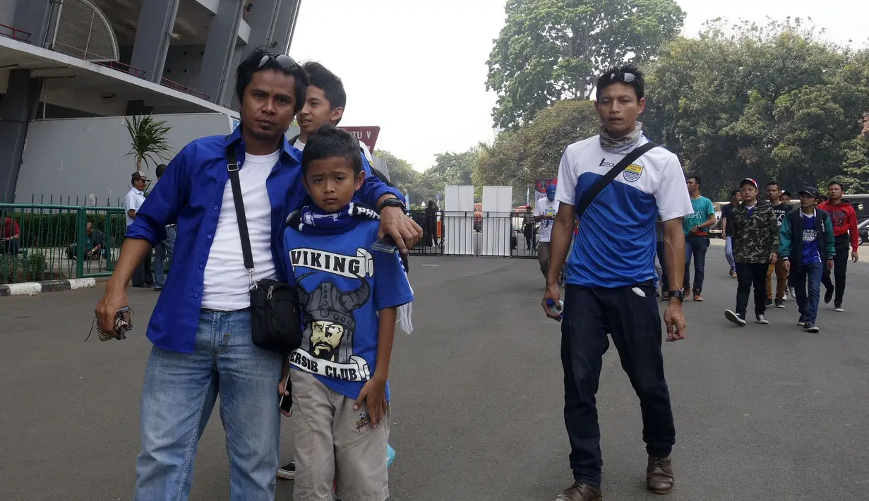 Bobotoh Persib Bandung saat berada di komplek Stadion Utama Gelora Bung Karno, Jakarta, Minggu (18/10/2015). (Bola.com/Vitalis Yogi Trisna)