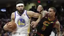 Pebasket Golden State Warriors, JaVale McGee, berusaha melewati pebasket Cleveland Cavaliers, George Hill, pada final NBA di Quicken Loans Arena, Ohio, Jumat (8/6/2018). Warriors juara setelah menang 4-0 atas Cavaliers. (AFP/Tony Dejak)