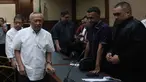 Vice President Supply dan Distribusi Kantor Pusat PT Pertamina periode 2011-2015, Alfian Nasution (kiri), bersama Direktur Pemasaran dan Niaga PT Pertamina tahun 2014, Hanung Budya Yuktyanta usai mengikuti sidang pembacaan putusan di Pengadilan Tindak Pidana Korupsi (Tipikor) Jakarta, Selasa (12/5/2026). Majelis Hakim Pengadilan Tindak Pidana Korupsi (Tipikor) pada Pengadilan Negeri Jakarta Pusat menjatuhkan vonis kepada dua mantan petinggi PT Pertamina, Alfian Nasution dan Hanung Budya Yuktyanta. (Kapanlagi.com/Budy Susanto)
