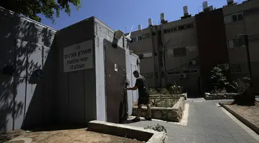 Seorang pria menyiapkan shelter bom di Ashdod, Israel selatan, setelah kota itu memerintahkan agar tempat perlindungan umum dibuka setelah rentetan roket ditembakkan ke kota pelabuhan selatan, Minggu (4/8/2024). (AP Photo/Tsafrir Abayov)