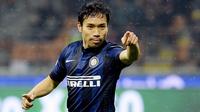 4. Yuto Nagatomo - Pendidikan tinggi merupakan hal yang lumrah bagi warga Jepang, begitu juga bagi mantan bek Inter Milan ini. Pemain yang saat ini memperkuat Galatasaray itu merupakan sarjana ekonomi di Doshisha University. (AFP/Andreas Solaro)