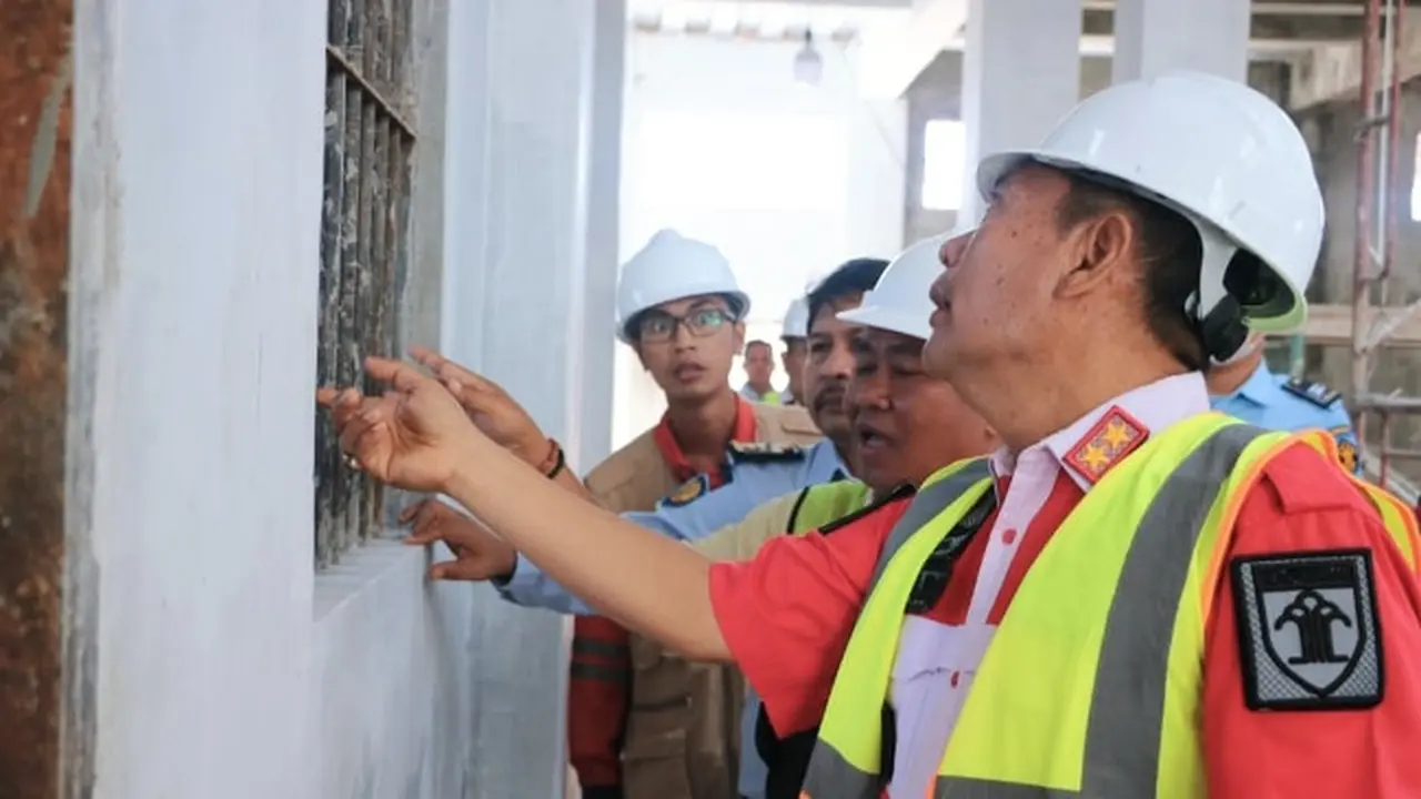 Kepala Kanwil Kemenkumham Riau Mhd Jahari Sitepu saat meninjau pembangunan Lapas Bagansiapiapi yang baru.