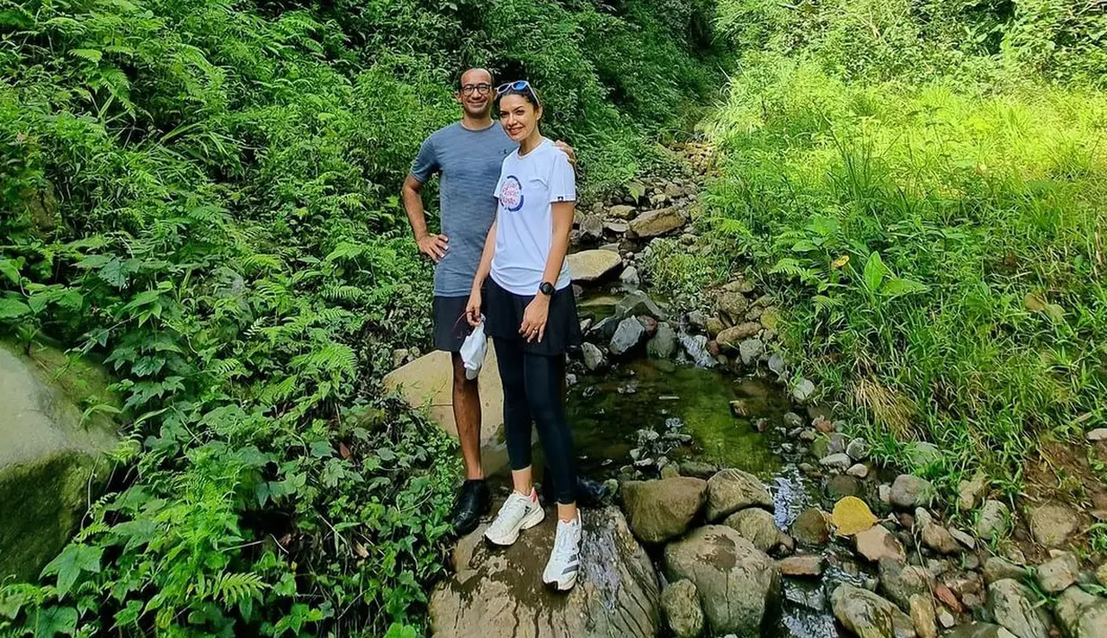<p>Najwa Shihab bersama sang suami, Ibrahim Sjarief Assegaf tengah berada di kaki gunung Salak. Keduanya tengah melakukan olahraga. (Foto: Instagram/@najwashihab)</p>