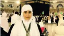 Banyak umat muslim menanti-nantikan pergi ke Tanah Suci, Mekah. Pada akhir tahun ini, Ayu Ting Ting melaksanakan ibadah umrah bersama dengan putri dan kedua orangtuanya. (Instagram/ayutingting92)