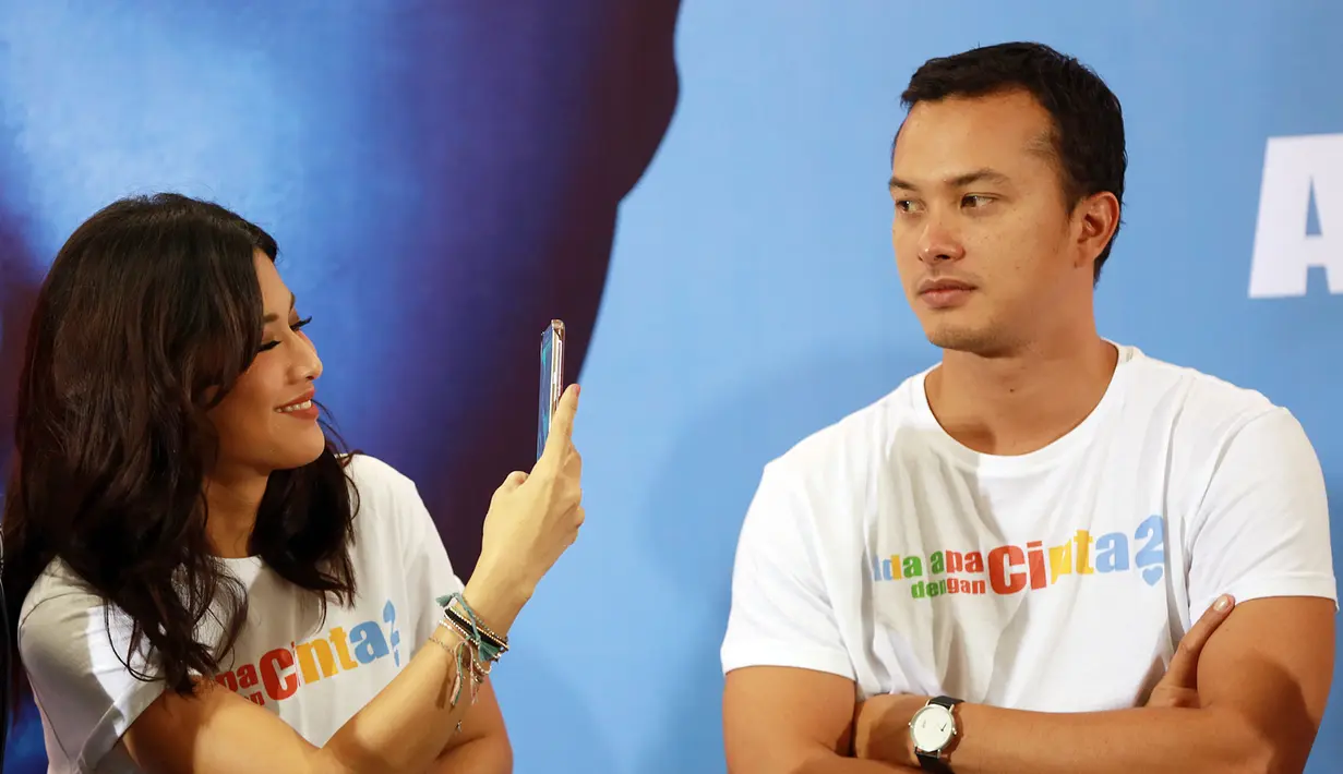 Film Ada Apa Dengan Cinta (AADC) 2, mendapat sambutan antusias dari masyarakat. Dalam film sekuel ini, ada adegan ciuman mesra Dian Sastrowardoyo dengan Nicholas Saputra. (Deki Prayoga/Bintang.com)