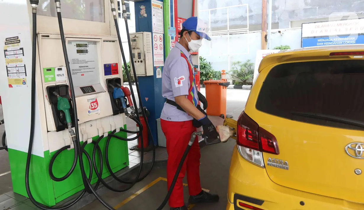 Petugas melayani pengendara mobil di SPBU kawasan Jakarta, Senin (27/12/2021). Pemerintah berencana untuk menghapus Bahan Bakar Minyak (BBM) jenis Premium dan Pertalite dari peredaran secara bertahap dalam rangka peralihan penggunaan energi bersih. (Liputan6.com/Angga Yuniar)