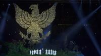 Lambang Garuda raksasa menghiasi upacara pembukaan Asian Games di SUGBK, Jakarta, Sabtu, (18/8/2018).  Indonesia mengikutsertakan total 938 atlet, 365 ofisial dalam Asian Games 2018. (Bola.com/Vitalis Yogi Trisna)