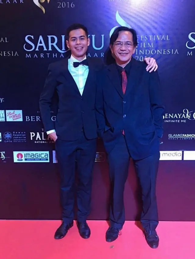 6 Potret Kenangan Hangat Surya Sahetapy dan Ray Sahetapy, Sosok Ayah Penyayang