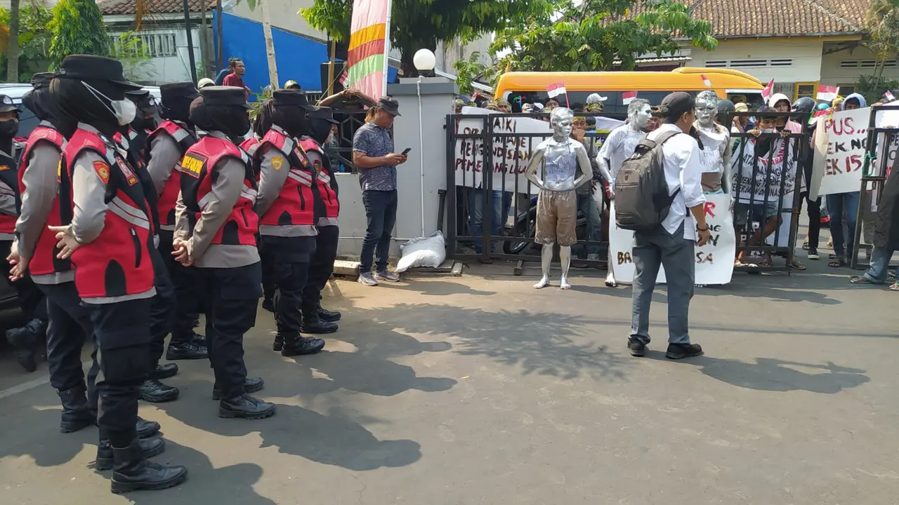 Manusia perak ikut menyuarakan dugaan ketidakberesan proyek yang dilakukan Pemkab Kudus dan DKK Kudus. (Liputan6.com/Arief Pramono)