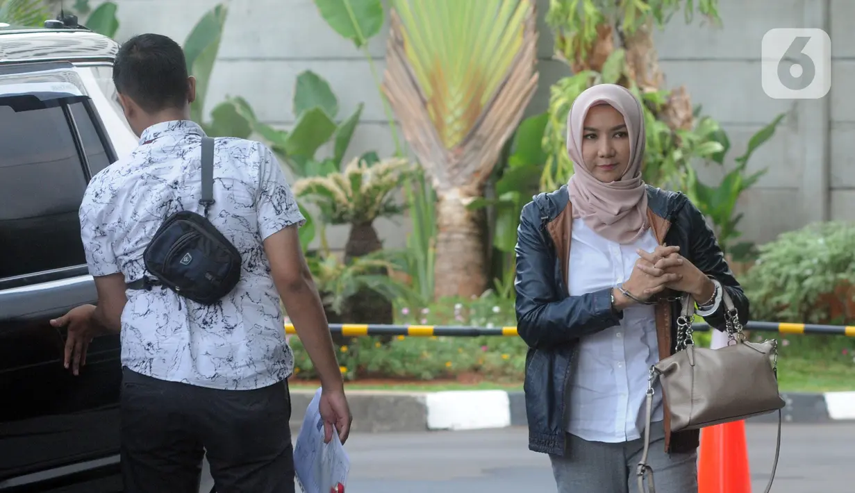 Terpidana mantan Bupati Kutai Kartanegara Rita Widyasari (kanan) tiba di Gedung KPK, Jakarta, Senin (2/12/2019). Rita akan menjalani pemeriksaan sebagai saksi atas kasus Tindak Pidana Pencucian Uang (TPPU) untuk tersangka Khairudin. (merdeka.com/Dwi Narwoko)