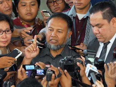 Pimpinan KPK Non Aktif Bambang Widjojanto memberikan keterangan pers saat tiba di Badan Reserse dan Kriminal Polri, Jakarta, Selasa (24/2/2015). (Liputan6.com/Andrian M Tunay)