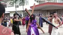 Umat Katolik di Gereja St Matius Penginjil Bintaro, menampilkan teatrikal prosesi jalan salib, Tangerang Selatan, (25/3). Prosesi jalan salib ini merupakan bagian dari perayaan Paskah yang dirayakan umat Kristiani sedunia. (Liputan6.com/Angga Yuniar)