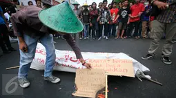 Sejumlah mahasiswa melakukan aksi blokade jalan Malioboro, Yogyakarta, Jateng, Kamis (5/11/2015). Aksi tersebut dilakukan sebagai bentuk penolakan pendirian Bandara di Temon, Kulon Progo. (Boy T Harjanto)