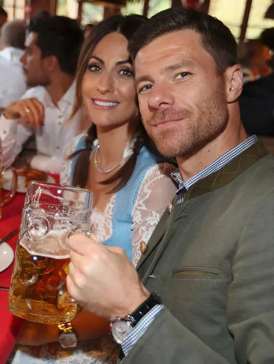 Gelandang Bayern Munchen, Xabi Alonso bersama istrinya, Nagore Aramburu berpose saat menghadiri Festival Oktoberfest di Munich, Jerman, (2/9). (REUTERS/Alexander Hassenstein)
